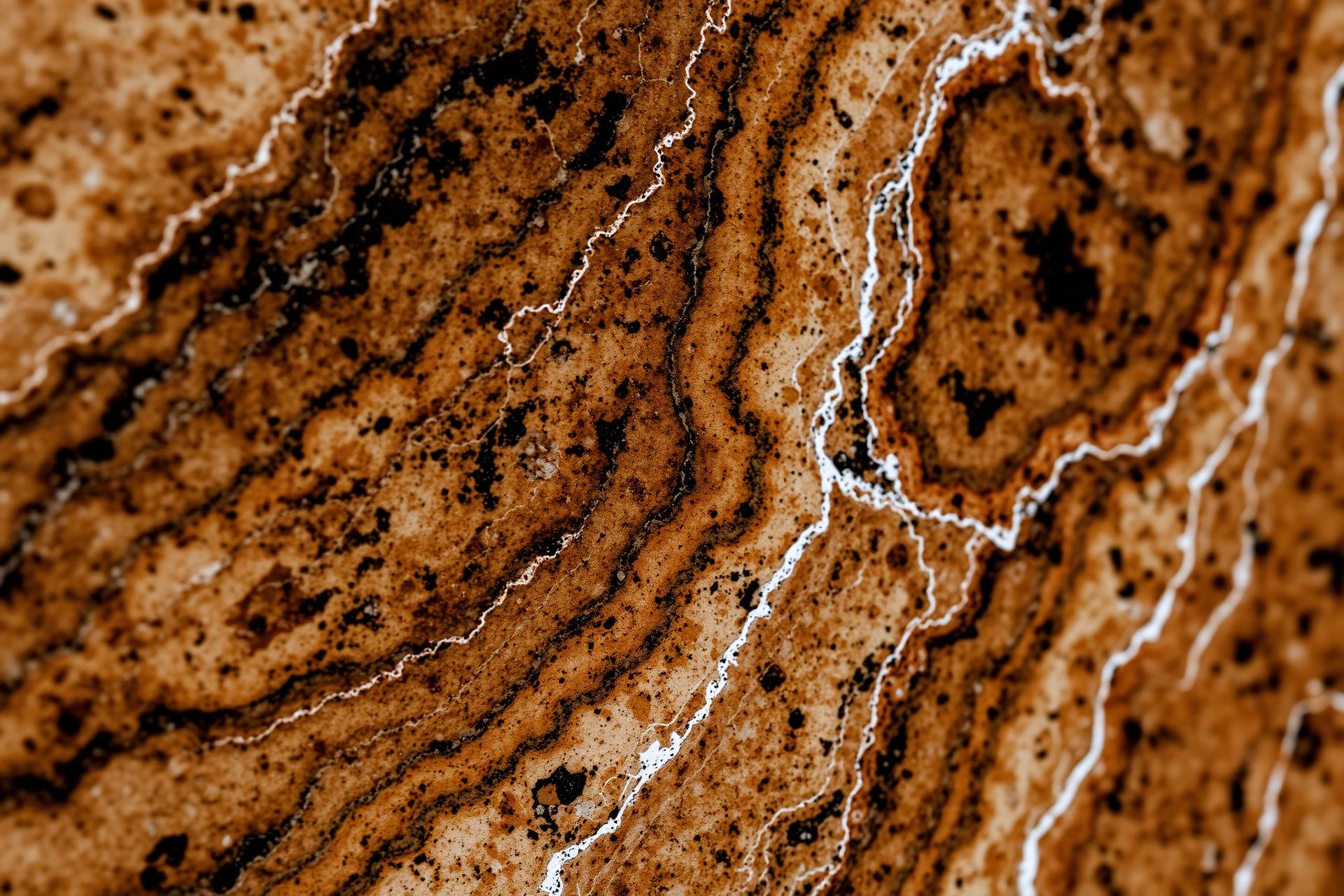 Pierre naturelle veinée d'ambre et de noir